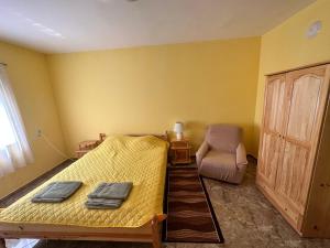 沙布拉При Наско的黄色客房,配有床和椅子