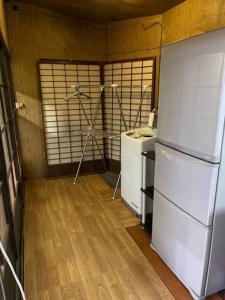 下关Otomaridokoro Shimonoseki Honmachi - Vacation STAY 15120的带冰箱的厨房和木地板
