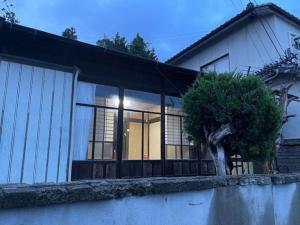 下关Otomaridokoro Shimonoseki Honmachi - Vacation STAY 15120的前面有一棵树的房子