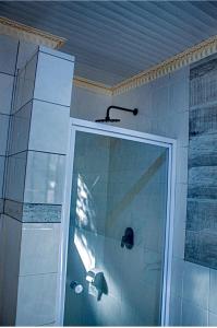 贝拉贝拉19 @ Pendleberry的浴室里设有玻璃门淋浴