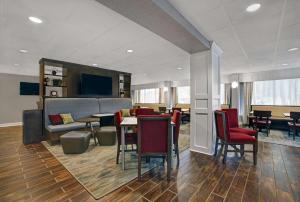 索尔兹伯里索尔兹伯里汉普顿酒店的客厅配有桌椅和沙发