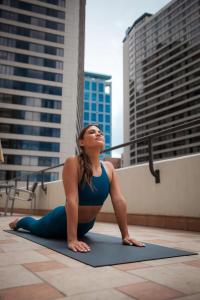 盐湖城盐湖城市中心希尔顿酒店的一名在屋顶上做瑜伽姿势的女人