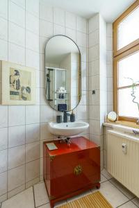 奥尔巴赫Kerkermeister Pension的一间带水槽和镜子的浴室