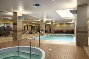 圣路易斯圣路易斯大使套房酒店 - 市中心的在酒店房间的一个大型游泳池