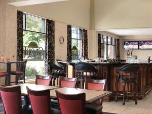 斯普林菲尔德亚伯拉罕林肯总统 - 希尔顿逸林酒店的一间带桌椅的餐厅和一间酒吧
