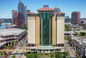 坦帕Embassy Suites by Hilton Tampa Downtown Convention Center的享有城市天际线美景,设有一座高高的建筑