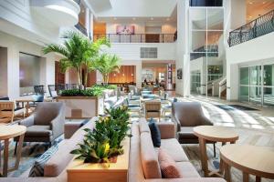 坦帕Embassy Suites by Hilton Tampa Downtown Convention Center的大堂,设有桌椅