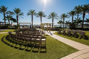 圣地亚哥圣地亚哥海湾希尔顿酒店的一排椅子和棕榈树婚礼场地