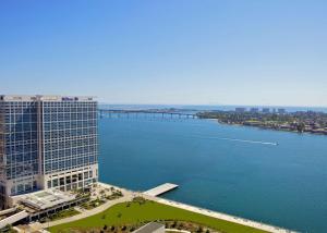圣地亚哥圣地亚哥海湾希尔顿酒店的享有河边一座大建筑的空中景色