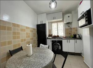 杰迪代Amazing apartment in the heart of El jadida的厨房配有桌子、水槽和炉灶。