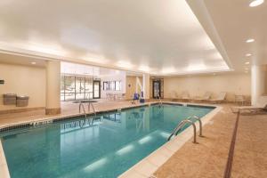 乔治湖乔治湖汉普顿套房酒店的酒店大堂的大型游泳池,设有大型游泳池
