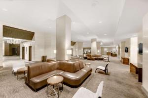 安纳海姆阿纳海姆希尔顿酒店的大堂设有棕色皮沙发和椅子