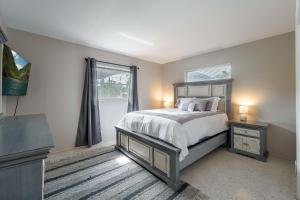 威尼斯Stylish & Cozy home close to downtown and 10mins to beach的一间卧室设有一张大床和一个窗户。