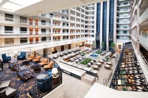 亚特兰大Embassy Suites by Hilton Atlanta Buckhead的享有酒店中庭的空中景致,设有大型大堂