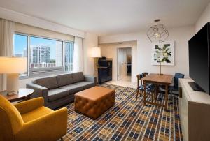 亚特兰大Embassy Suites by Hilton Atlanta Buckhead的客厅配有沙发和桌子