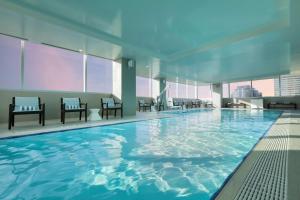 克利夫兰克利夫兰市中心希尔顿酒店的一座大型游泳池,位于一座带窗户的建筑内