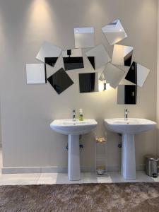 塔伊夫ذكريات الصيف的浴室设有2个水槽,配有黑白镜子