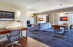 伊丽莎白希尔顿纽华克机场酒店的客厅配有沙发和桌子