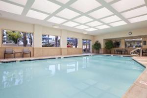 圣地亚哥Embassy Suites by Hilton San Diego La Jolla的蓝色的大游泳池,位于酒店客房内