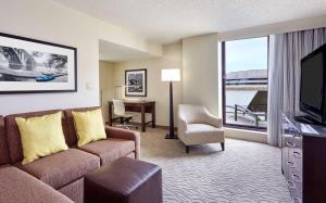 阿林顿华盛顿特区水晶城希尔顿逸林酒店的带沙发、电视和书桌的客厅