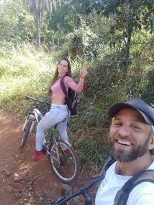 博尼图Recanto das Araras, Transcendental的自行车上的男人和女人