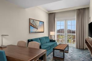 查尔斯顿Embassy Suites by Hilton Charleston Harbor Mt. Pleasant的客厅配有沙发和桌子