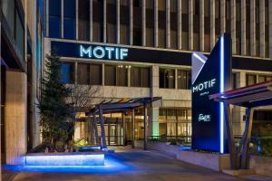 西雅图Hilton Motif Seattle的办公室大楼前面有汽车旅馆标志