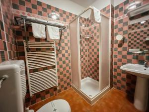 BrusimpianoCaroline Hotel的带淋浴、卫生间和盥洗盆的浴室