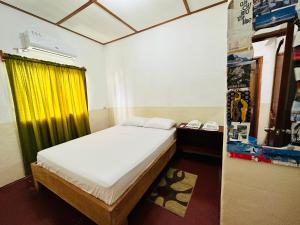 阿约拉港Casa independiente的一间卧室配有床和黄色窗帘