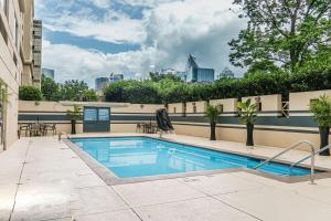夏洛特Doubletree by Hilton Charlotte Uptown的一座大楼顶部的游泳池
