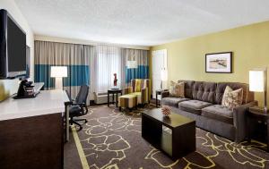夏洛特Doubletree by Hilton Charlotte Uptown的酒店客房设有沙发和客厅。