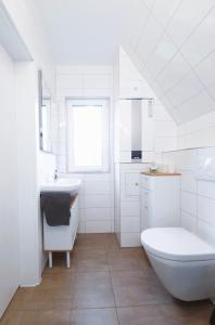 巴特阿罗尔森Ferienhaus88 am Twistesee的白色的浴室设有浴缸和水槽。