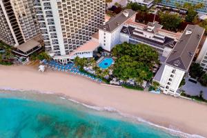 檀香山Moana Surfrider, A Westin Resort & Spa, Waikiki Beach的享有海滩的空中景致。