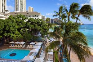 檀香山Moana Surfrider, A Westin Resort & Spa, Waikiki Beach的享有度假胜地的空中景致,设有游泳池和海洋