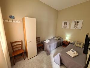 兰佩杜萨Casa Nautilus - 30m dal mare的一间卧室设有两张床和一个带镜子的门
