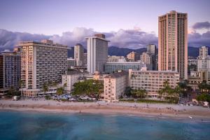 檀香山Moana Surfrider, A Westin Resort & Spa, Waikiki Beach的城市前方海滩的景色