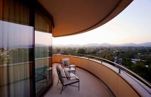 洛杉矶贝弗利山华尔道夫酒店的市景阳台配有椅子