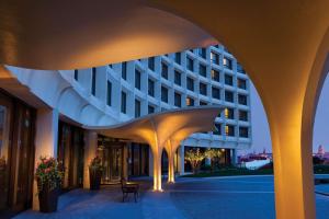 华盛顿华盛顿希尔顿酒店的享有大楼和大建筑的景色