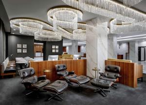 华盛顿华盛顿希尔顿酒店的一间设有椅子的等候室和一间理发店