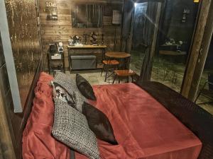特拉西梅诺湖畔托罗安妮巴乐农家乐的一间卧室配有一张带两个枕头的床