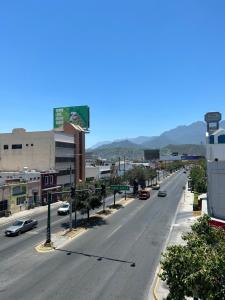 蒙特雷Casa Nórdica - Monterrey的城市里一条空荡荡的街道上,有车在上面
