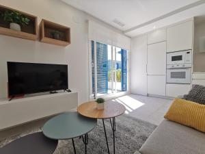 弗拉门卡海滩Turquesa Del Mar - Max Beach Golf - Ground Floor Apartment的客厅配有沙发和桌子