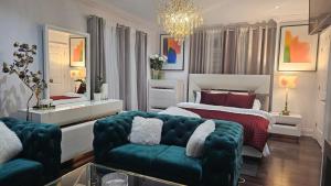 多伦多Lilen's Home的客厅配有沙发和1张床