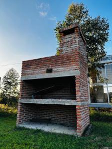 杜拉斯诺La Posada del Viajero的砖炉坐在草地上