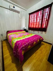 杜拉斯诺La Posada del Viajero的一间卧室配有一张带彩色毯子的床