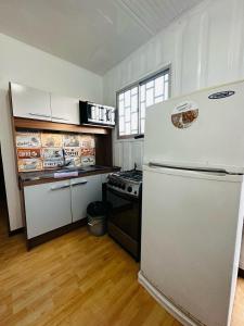 杜拉斯诺La Posada del Viajero的厨房配有冰箱和炉灶。