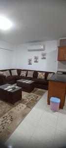 Al Ḩammādحجز شاليهات مارينا دلتا ومارينا لاجونز的客厅配有沙发和桌子