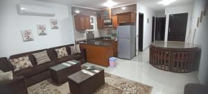 Al Ḩammādحجز شاليهات مارينا دلتا ومارينا لاجونز的带沙发的客厅和厨房