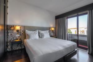 欧瓦蓝色酒店的一间卧室设有一张大床和一个大窗户