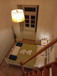 伊兹拉Hydra Memories House的配有带毛巾和台灯的桌子的房间